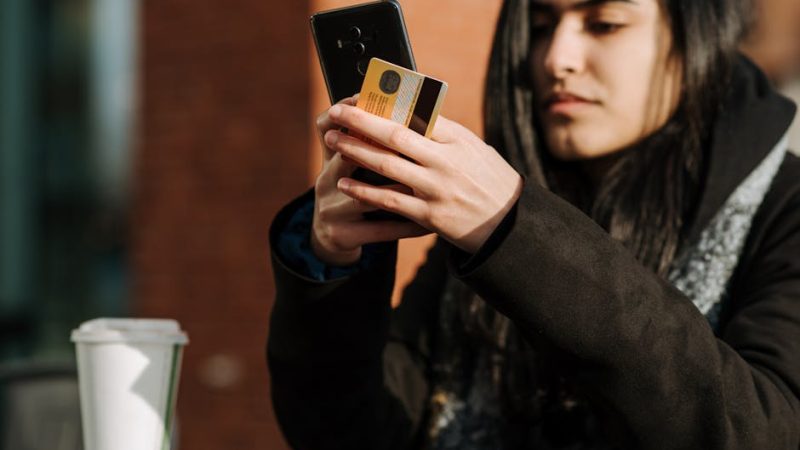 Почему людям предлагают купить банковские карты и чем это грозит